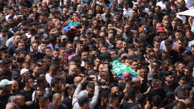 آلاف الفلسطينيين يشيعون جثامين 3 فلسطينيين في مدينة نابلس، الضفة الغربية، 6 أيار/مايو 2023 (الأناضول)