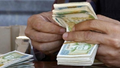 مطالب بافتتاح مكاتب لاستبدال العملة المهترئة في مناطق سيطرة النظام السوري (رويترز)