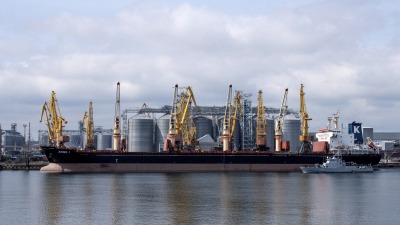 تشحن أوكرانيا القمح وفقًا لاتفاقية الحبوب المبرمة حاليًا مع روسيا ، في ميناء أوديسا ، أوكرانيا ، 10 أبريل 2023