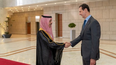 بشار الأسد يصافح وزير الخارجية السعودي فيصل بن فرحان في دمشق - 18 نيسان 2023 (رويترز)