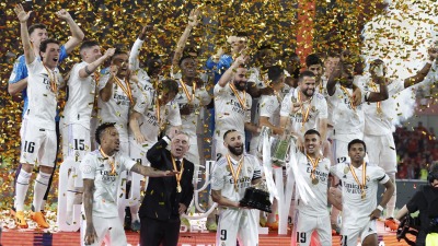 لاعبو ريال مدريد يحتفلون بعد تتويجهم بلقب كأس الملك - رويترز