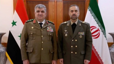 وزير الدفاع الإيراني أمير أشتياني (يمين) ووزير دفاع النظام السوري علي عباس (إرنا)