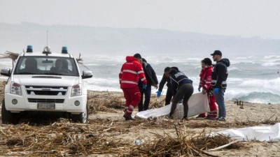 منقذون ينتشلون جثث طالبي لجوء بالقرب من سواحل مدينة كالابريا الإيطالية - شباط 2023 (رويترز)