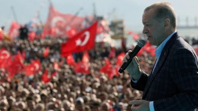 تجمع انتخابي لأردوغان مع مؤيديه في مدينة إزمير (رويترز)