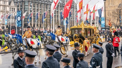 موكب الملك تشارلز الثالث يمرّ من ساحة البرلمان خلال توجهه إلى كنيسة ويستمنستر، 6 أيار 2023 (رويترز)
