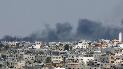 تصاعد الدخان من جراء قصف مدفعي إسرائيلي على خانيونس، جنوبي قطاع غزة، 9 أيار/مايو 2023 (رويترز)