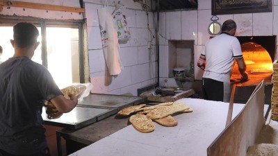 لاجئون سوريون يعملون في مخبز مخيم "قوشتبه" (نورث برس)
