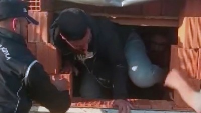 ضبط طالبي لجوء سوريين مختبئين داخل شاحنة في ولاية موغلا التركية | فيديو