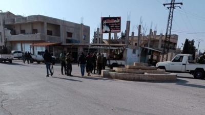 مسلحون تابعون للنظام السوري في شوارع بلدة أم المياذن بدرعا (أرشيفية/فيس بوك)