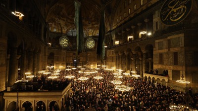 حشد من مؤيدي أردوغان يشاركونه الصلاة في آيا صوفيا، 13 أيار 2023 (تويتر)