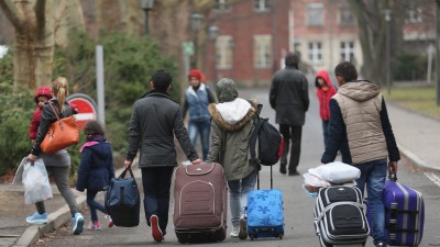 رئيس حكومة ولاية ألمانية يطالب بتقليص إعانات طالبي اللجوء