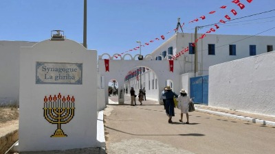 معبد الغريبة (كنيس يهودي أثري) في جزيرة جربا التونسية (رويترز)