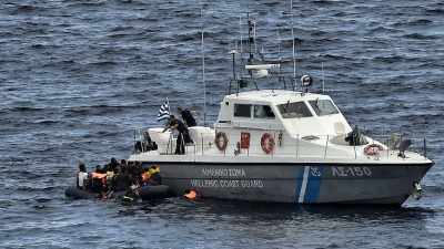 المفوضية الأوروبية تطالب اليونان بفتح تحقيق إزاء ترك لاجئين في عرض البحر - AFP