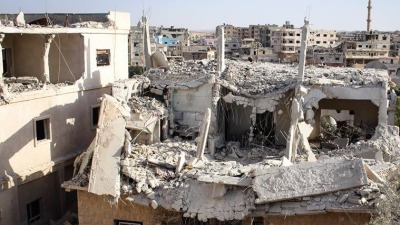 منزل متضرر من قصف قوات النظام وروسيا في مخيم درعا (تويتر)