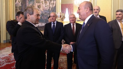 وزير الخارجية التركي مولود جاويش أوغلو يصافح وزير خارجية النظام فيصل المقداد في موسكو (الأناضول)