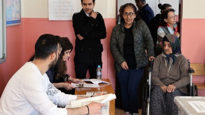 داخل أحد المراكز الانتخابية في تركيا (الأناضول)