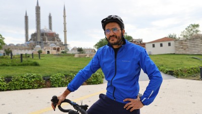فرنسي يصل إلى تركيا بدراجة هوائية ويواصل المسير لأداء الحج 