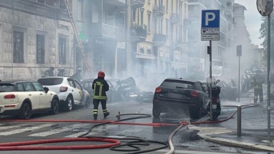 رجال الأطفاء أثناء إخماد الحريق الذي تسبب به انفجار أسطوانات الأوكسجين (وسائل إعلام إيطالية)