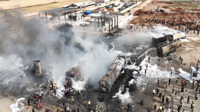 "الخوذ البيضاء" تُخمد حريقاً كبيراً في صهاريج سوق المازوت باعزاز