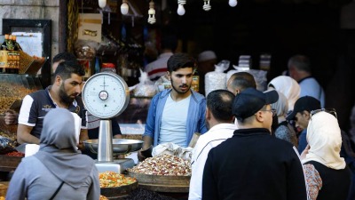 سوريون يشترون المكسرات في منطقة الميدان بدمشق