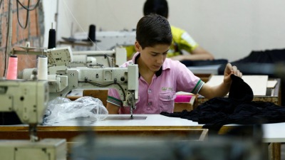 طفل سوري في ورشة خياطة بإسطنبول ـ رويترز