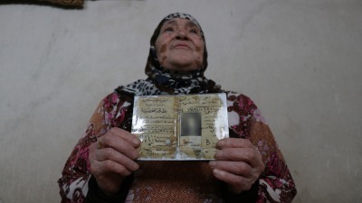 السيدة المصرية ليلى عباس محمود صالح تحمل بطاقتها الشخصية - تلفزيون سوريا