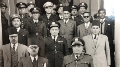 الأول من اليمين في الصف الأول اللواء سامي الحناوي مع عدد من قيادات الجيش السوري عام 1949 – "التاريخ السوري المعاصر"