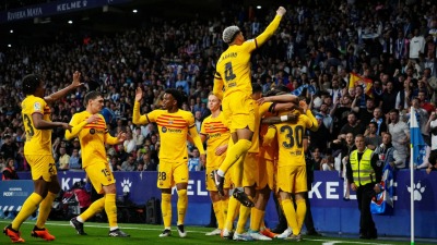 برشلونة يهزم إسبانيول ويحرز لقب الدوري الإسباني للمرة 27