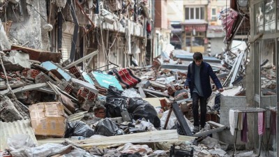 شاب يسير فوق الركام الذي خلفه الزلزال في قهرمان مرعش-التاريخ: 22 آذار 2023