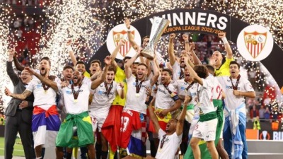 من احتفالات لاعبي إشبيلية بلقب الدوري الأوروبي 2023 (Getty)