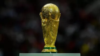 مُجسم كأس العالم لكرة القدم (Getty)