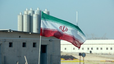 العلم الإيراني في محطة بوشهر للطاقة النووية - AFP