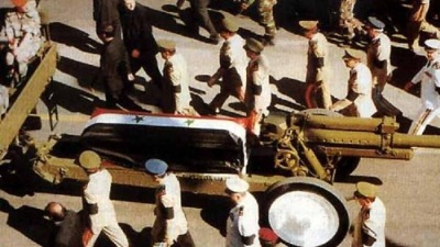 جثمان حافظ الأسد على عربة مدفع عسكري في دمشق (التاريخ السوري المعاصر)
