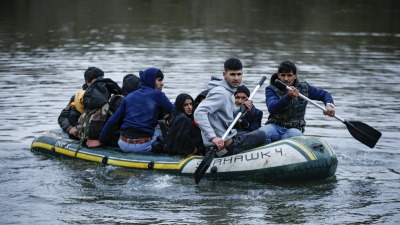 طالبو لجوء يستخدمون قارباً مطاطياً لعبور نهر إيفروس الحدودي بين تركيا واليونان