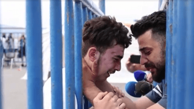 لحظة لقاء الشقيقين محمد وفادي في مدينة كالاماتا جنوبي اليونان (رويترز)