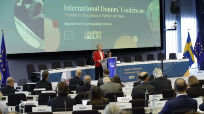 رئيسة المفوضية الأوروبية أورسولا فون دير لاين تلقي كلمة في افتتاحية المؤتمر في بروكسل بعد الزلزال المدمر في سوريا وتركيا (EPA Photo)