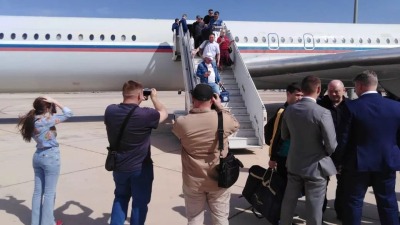وفد روسي يصل إلى مطار دمشق للمشاركة في مؤتمر "عودة اللاجئين"، 4 حزيران 2023 (سبوتنيك)