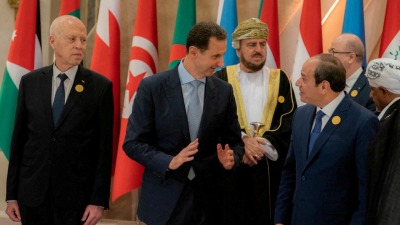 بشار الأسد يتحدث مع الرئيس المصري قبيل القمة العربية في جدة السعودية - 19 أيار 2023 (رويترز)