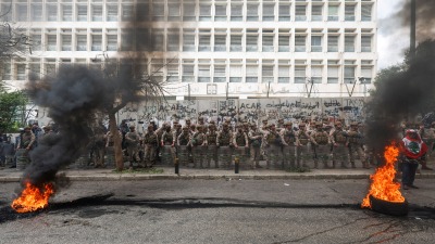 احتجاجات أمام مصرف لبنان ـ رويترز