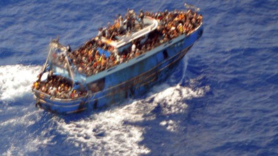 تفاصيل جديدة عن كارثة المركب.. اليونان متورطة بغرقه وعلى متنه عشرات السوريين