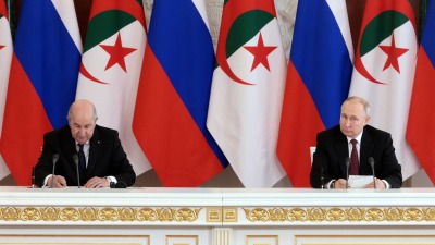 الرئيس الروسي ونظيره الجزائري يدليان بياناً عقب محادثاتهما في الكرملين بالعاصمة موسكو - رويترز