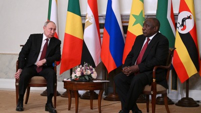 الرئيس الروسي فلاديمير بوتين ورئيس جنوب إفريقيا سيريل رامافوزا يحضران اجتماعًا في سانت بطرسبرغ