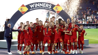 قائد المنتخب الإسباني جوردي ألبا يرفع الكأس مع زملائه بعد فوزهم في نهائي دوري الأمم الأوروبية - رويترز