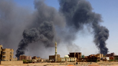 أعمدة دخان تتصاعد من المنازل بعد قصف جوي استهدف أحياء الخرطوم بحري، 1 أيار 2023 (رويترز)