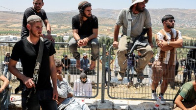 مستوطنون إسرائيليون مسلحون في الضفة الغربية المحتلة ـ رويترز