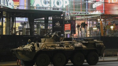 مدرعة روسية قرب مركز تجاري في روستوف قبل سيطرة قوات "فاغنر" على المدينة، 24 حزيران 2023 (رويترز)