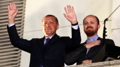 بلال أردوغان يقب إلى جانب والده الرئيس التركي رجب طيب أردوغان (رويترز)