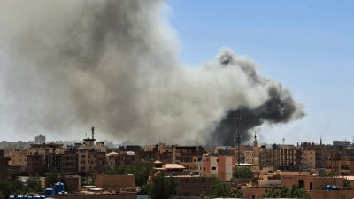 أعمدة دخان تتصاعد من جراء القصف في العاصمة السودانية الخرطوم - الأناضول