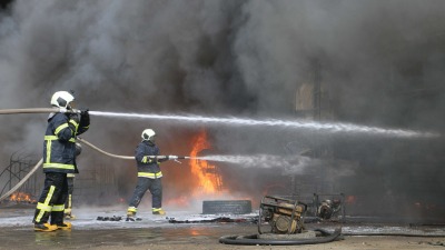 متطوعون في الدفاع المدني يخمدون حريقاً في الشمال السوري (فيس بوك)