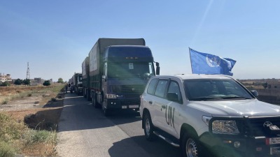 دخول قافلة مساعدات للأمم المتحدة لشمال غربي سوريا عبر معبر سراقب